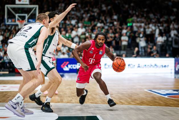 John Michael Wright (Telekom Baskets Bonn) im Zweikampf mit Clay Guillozet (Gladiators Trier) und Marten Linssen (Gladiators Trier), Aktion Action Vet Concept Gladiators Trier vs Telekom Baskets Bonn, Basketball, easyCredit BBL, 2. Spieltag, Saison 2026 2027, 25.09.2026 Vet Concept Gladiators Trier vs Telekom Baskets Bonn, Basketball, easyCredit BBL, 2. Spieltag, Saison 2026 2027, 25.09.2026 Copyright: xEibnerxPressefotox EP_ANS