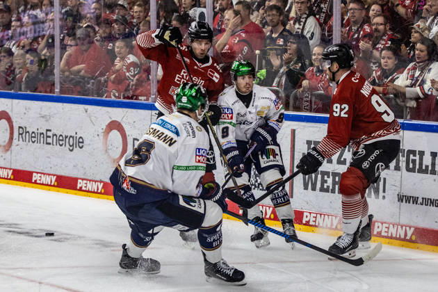 Der ehemalige Berliner Spieler Marcel Noebels (Koelner Haie, 92) vs Kai Wissmann (Eisbaeren Berlin, 06), Ty Ronning (Eisbaeren Berlin, 09) Koelner Haie vs. Eisbaeren Berlin, Eishockey, Penny DEL, Spieltag 03, 2026 2027, 25.09.2026 Koelner Haie vs. Eisbaeren Berlin, Eishockey, Penny DEL, Spieltag 03, 2026 2027, 25.09.2026 Koeln Copyright: xEibner-Pressefoto GerhardxWingenderx EP_GWR