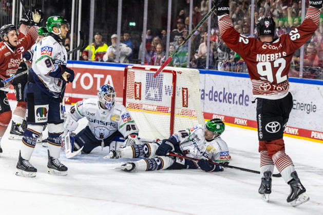 Der ehemalige Berliner Spieler Marcel Noebels (Koelner Haie, 92) nach seinem Tor zum 4:5 Koelner Haie vs. Eisbaeren Berlin, Eishockey, Penny DEL, Spieltag 03, 2026 2027, 25.09.2026 Koelner Haie vs. Eisbaeren Berlin, Eishockey, Penny DEL, Spieltag 03, 2026 2027, 25.09.2026 Koeln Copyright: xEibner-Pressefoto GerhardxWingenderx EP_GWR