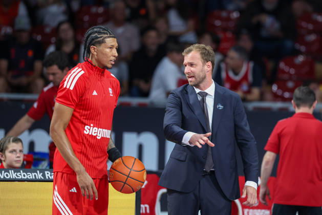 Anton Gavel (FC Bayern Basketball, Chef-Trainer) mit MarJon Beauchamp (FC Bayern Basketball, 03), GER, FC Bayern Basketball vs. Alba Berlin, Basketball, easycredit Basketball Bundesliga, 23.Spieltag, Saison 2026 2027, 26.09.2026, GER, FC Bayern Basketball vs. Alba Berlin, Basketball, easycredit Basketball Bundesliga, 23.Spieltag, Saison 2026 2027, 26.09.2026 Muenchen Copyright: xEibner-Pressefoto JennixMaulx EP_JML