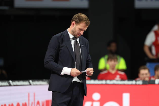 Anton Gavel (FC Bayern Basketball, Chef-Trainer) schaut auf einen Zettel, GER, FC Bayern Basketball vs. Alba Berlin, Basketball, easycredit Basketball Bundesliga, 23.Spieltag, Saison 2026 2027, 26.09.2026, GER, FC Bayern Basketball vs. Alba Berlin, Basketball, easycredit Basketball Bundesliga, 23.Spieltag, Saison 2026 2027, 26.09.2026 Muenchen Copyright: xEibner-Pressefoto JennixMaulx EP_JML