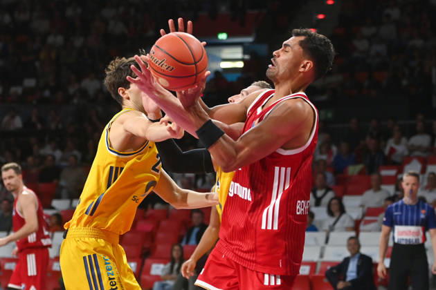 Johannes THIEMANN (FCB), Aktion,Zweikampf gegen Nevio BENNEFELD (Alba Berlin). Basketball BBL,Saison 2026 2027 FC Bayern Muenchen-Alba Berlin am 26.09.2026, BMW Park