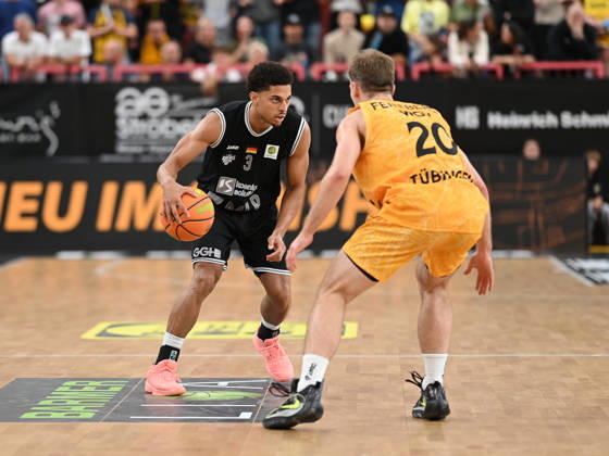 Kevin McClain (MLP Academics Heidelberg, 03) gegen Simon Feneberg (Tigers Tuebingen, 20) GER, Tigers Tuebingen vs. MLP Academics Heidelberg, Basketball, ProA, 1. Spieltag, Spielzeit 2026 2027, 26.09.2026 GER, Tigers Tuebingen vs. MLP Academics Heidelberg, Basketball, ProA, 1. Spieltag, Spielzeit 2026 2027, 26.09.2026 Tigers Tuebingen Copyright: xEibner-Pressefoto NicolasxWoernx EP_NWN