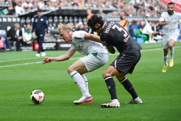 Isac Lidberg (Borussia Mönchengladbach), li., gegen Fabio Gruber (Mainz 05) 19.09.2026, Fussball 1. Bundesliga, Saison 2026 2027, 4. Spieltag, Borussia Mönchengladbach - 1. FSV Mainz 05 3:4 DFL regulations prohibit any use of photographs as image sequences and or quasi-video Moenchengladbach Ista-Borussia-Park Nordrhein Westfalen Deutschland