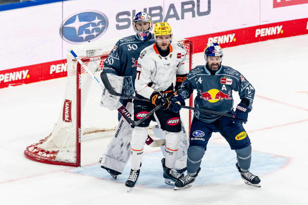 Ryan Murphy (EHC Red Bull Muenchen, 24) verteidigt gegen Daniel Pfaffengut (Loewen Frankfurt, 77) vor dem Tor von Antoine Bibeau (Torwart, EHC Red Bull Muenchen, 30) GER, EHC Red Bull Muenchen vs. Loewen Frankfurt Eishockey, DEL, Saison 2026 2027, 4. Spieltag, 27.09.2026. Foto: HMB Media Franz Feiner Copyright: HMBxMedia FranzxFeiner