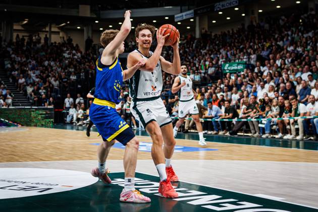 Marco Hollersbacher (Gladiators Trier) im Zweikampf mit Raphael Falkenthal (Science City Jena), Aktion Action Vet Concept Gladiators Trier vs Science City Jena, Basketball, easyCredit BBL, 2. Spieltag, Saison 2026 2027, 27.09.2026 Vet Concept Gladiators Trier vs Science City Jena, Basketball, easyCredit BBL, 2. Spieltag, Saison 2026 2027, 27.09.2026 Copyright: xEibnerxPressefotox EP_ANS