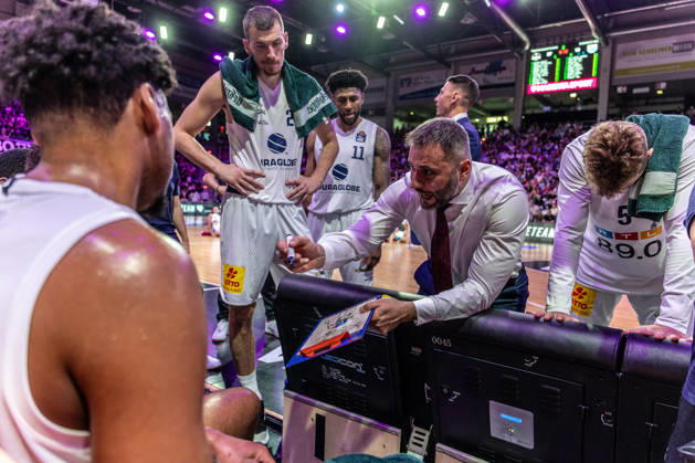 Vladimir Jovanovic (SYNTAINICS MBC, Head Coach) ist aufgeregt und gibt Anweisungen an Sean Flood (SYNTAINICS MBC, 05), Anthony Gaines (SYNTAINICS MBC, 11), Kris Clyburn (SYNTAINICS MBC, 21) Telekom Baskets Bonn vs. SYNTAINICS MBC, Basketball, easy Credit BBL, 03. Spieltag, 2026 2027, 27.09.2026 Telekom Baskets Bonn vs. SYNTAINICS MBC, Basketball, easy Credit BBL, 03. Spieltag, 2026 2027, 27.09.2026 Bonn Copyright: xEibner-Pressefoto GerhardxWingenderx EP_GWR
