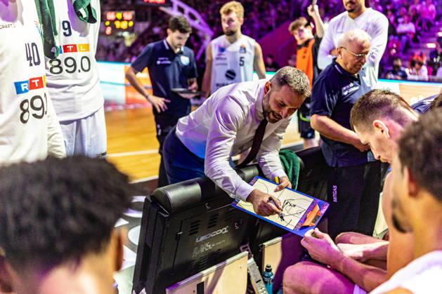 Vladimir Jovanovic (SYNTAINICS MBC, Head Coach) nimmt eine letzte Auszeit Telekom Baskets Bonn vs. SYNTAINICS MBC, Basketball, easy Credit BBL, 03. Spieltag, 2026 2027, 27.09.2026 Telekom Baskets Bonn vs. SYNTAINICS MBC, Basketball, easy Credit BBL, 03. Spieltag, 2026 2027, 27.09.2026 Bonn Copyright: xEibner-Pressefoto GerhardxWingenderx EP_GWR