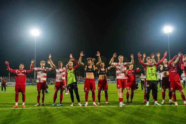 Steven van der Sloot (Fortuna Düsseldorf, 02), Elias Arden (Fortuna Düsseldorf, 38), Tim Oberdorf (Fortuna Düsseldorf, 15), Jorrit Hendrix (Fortuna Düsseldorf, 08), Fabian Schleusener (Fortuna Düsseldorf, 24), Matthias Zimmermann (Fortuna Düsseldorf, 25), Lukas Bornschein (Fortuna Düsseldorf, 04), Andreas Mueller (Fortuna Düsseldorf, 06), Erik Wekesser (Fortuna Düsseldorf, 07), Eric Hottmann (Fortuna Düsseldorf, 09) stehen mit armen nach oben vor den Fans Fortuna Duesseldorf vs. Schwarz-Weiss Alstaden, Fussball, Niederrheinpokal, 2.Runde, Saison 2026 27, 23.09.2026, DFL REGULATIONS PROHIBIT ANY USE OF PHOTOGRAPHS AS IMAGE SEQUENCES AND OR QUASI-VIDEO, Fortuna Duesseldorf vs. Schwarz-Weiss Alstaden, Fussball, Niederrheinpokal, 2.Runde, Saison 2026 27, 23.09.2026 Düsseldorf Copyright: xEibner-Pressefoto LukasxBaldygax EP_LBA