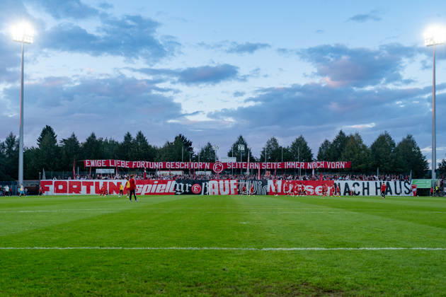 Fortuna Duesseldorf Fans mit Banner vor dem Spiel Fortuna Duesseldorf vs. Schwarz-Weiss Alstaden, Fussball, Niederrheinpokal, 2.Runde, Saison 2026 27, 23.09.2026, DFL REGULATIONS PROHIBIT ANY USE OF PHOTOGRAPHS AS IMAGE SEQUENCES AND OR QUASI-VIDEO, Fortuna Duesseldorf vs. Schwarz-Weiss Alstaden, Fussball, Niederrheinpokal, 2.Runde, Saison 2026 27, 23.09.2026 Düsseldorf Copyright: xEibner-Pressefoto LukasxBaldygax EP_LBA