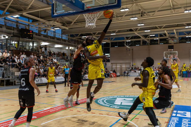 Tyrel Morgan (Kreisbau Kirchheim Knights, 11) gegen Sebastian Brach (SBB Boerde Baskets, 10) beim Korbleger. GER, Kreisbau Knights vs. SBB Baskets, Basketball, ProA, 1. Spieltag, Spielzeit 2026 2027, 26.09.2026 GER, Kreisbau Kirchheim Knights vs. SBB Baskets, Basketball, ProA, 1. Spieltag, Spielzeit 2026 2027, 26.09.2026 Kirchheim Copyright: xEibner-Pressefoto DavidexDixGiovx EP_DGI