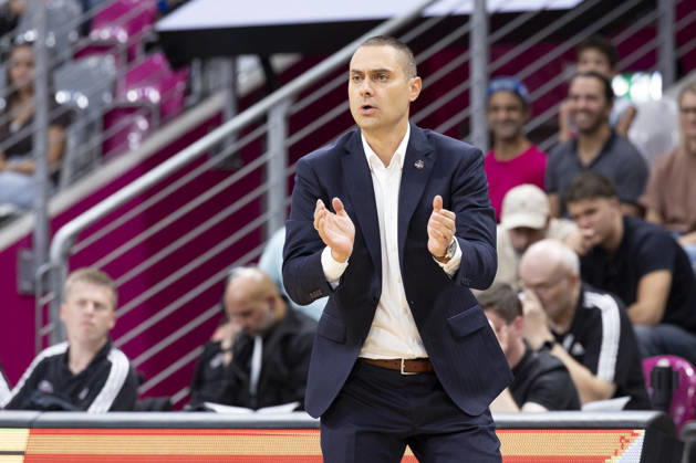 Head Coach Marko STANKOVIC (BON, mi.) feuert sein Team an, klatscht, aufmerksam, Einzelbild. Endstand 77:72, Basketball 1.Bundesliga Telekom Baskets Bonn-Syntainics MBC aus Weissenfeld (Weißenfels) BON vs MBC Hauptrunde, 3. Spieltag, im T E L E K O M D O M E, am 27.09.2026, Â