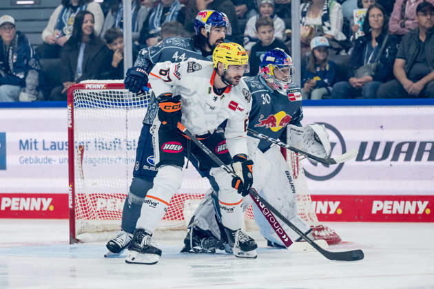 Trevor Carrick (EHC Red Bull Muenchen, 44) verteidigt gegen Matthew Wedman (Loewen Frankfurt, 67) vor dem Tor von Antoine Bibeau (Torwart, EHC Red Bull Muenchen, 30) GER, EHC Red Bull Muenchen vs. Loewen Frankfurt Eishockey, DEL, Saison 2026 2027, 4. Spieltag, 27.09.2026. Foto: HMB Media Heike Feiner Copyright: HMBxMedia HeikexFeiner