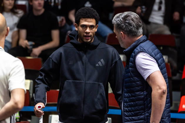 27.09.2026, GER, BBL, easyCredit Basketball Bundesliga, Chemnitz, Niners Chemnitz - Phoenix Hagen Yohan Choupas (Niners Chemnitz, 6) muss verletzt zuschauen Chemnitz Messe Chemnitz Sachsen Deutschland