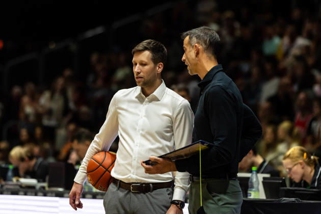 27.09.2026, GER, BBL, easyCredit Basketball Bundesliga, Chemnitz, Niners Chemnitz - Phoenix Hagen Johannes Hülsmann (Co-Trainer, Phoenix Hagen), Chris Harris (Trainer, Phoenix Hagen) Chemnitz Messe Chemnitz Sachsen Deutschland
