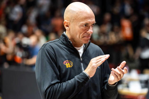 27.09.2026, GER, BBL, easyCredit Basketball Bundesliga, Chemnitz, Niners Chemnitz - Phoenix Hagen Rodrigo Pastore (Head Coach), Niners Chemnitz applaudiert Chemnitz Messe Chemnitz Sachsen Deutschland