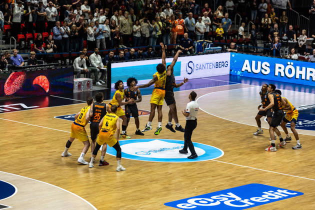 27.09.2026, GER, BBL, easyCredit Basketball Bundesliga, Chemnitz, Niners Chemnitz - Phoenix Hagen Tipp off, Marvin Omonigho Omuvwie (Phoenix Hagen, 11), Nighael Ceaser (Niners Chemnitz, 22), Chemnitz Messe Chemnitz Sachsen Deutschland