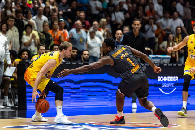 27.09.2026, GER, BBL, easyCredit Basketball Bundesliga, Chemnitz, Niners Chemnitz - Phoenix Hagen Bjarne Kraushaar (Phoenix Hagen, 4), Phlandrous Fleming Jr. (Niners Chemnitz, 1) Chemnitz Messe Chemnitz Sachsen Deutschland