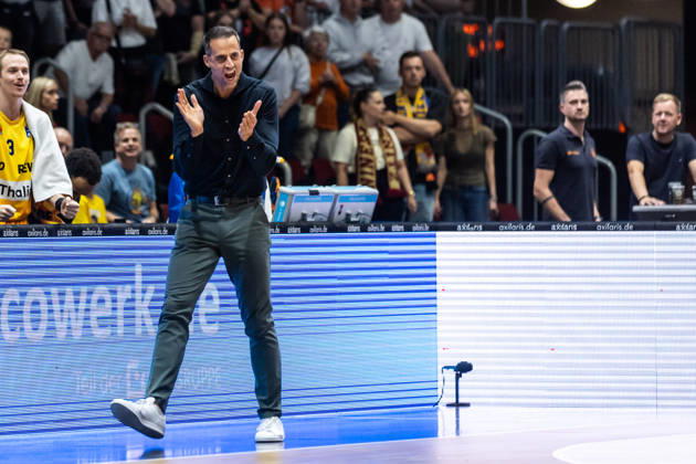 27.09.2026, GER, BBL, easyCredit Basketball Bundesliga, Chemnitz, Niners Chemnitz - Phoenix Hagen Chris Harris (Trainer, Phoenix Hagen) applaudiert Chemnitz Messe Chemnitz Sachsen Deutschland