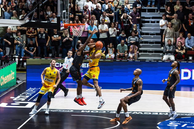 27.09.2026, GER, BBL, easyCredit Basketball Bundesliga, Chemnitz, Niners Chemnitz - Phoenix Hagen Tyler Polley (Phoenix Hagen, 12), Phlandrous Fleming Jr. (Niners Chemnitz, 1) Chemnitz Messe Chemnitz Sachsen Deutschland