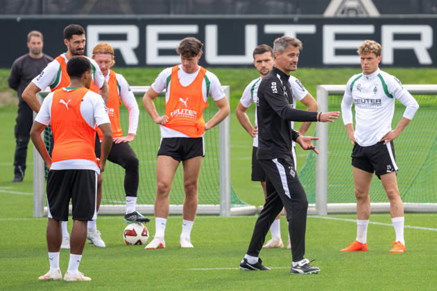 Alexander Blessin (Borussia Moenchengladbach, Trainer) erklaert den Spielern den Ablauf der Uebung. Oeffentliches Training Borussia Moenchengladbach, Fussball, Bundesliga, Saison 2026 2027, 29.09.2026 oeffentliches Training Borussia Moenchengladbach, Fussball, Bundesliga, Saison 2026 2027, 29.09.2026 Moenchengladbach Copyright: xEibner-Pressefoto ThomasxHaeslerx EP_THR