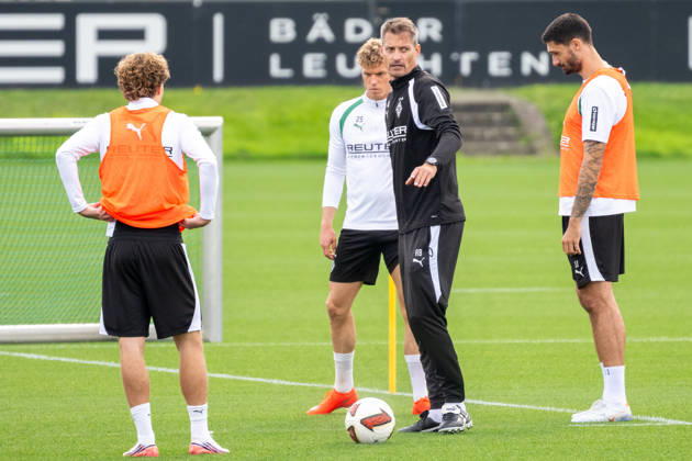 Alexander Blessin (Borussia Moenchengladbach, Trainer) erklaert Hugo Bolin (Borussia Moenchengladbach, 38), Robin Hack (Borussia Moenchengladbach, 25) und Tim Kleindienst (Borussia Moenchengladbach, 11) den Ablauf der Uebung. Oeffentliches Training Borussia Moenchengladbach, Fussball, Bundesliga, Saison 2026 2027, 29.09.2026 oeffentliches Training Borussia Moenchengladbach, Fussball, Bundesliga, Saison 2026 2027, 29.09.2026 Moenchengladbach Copyright: xEibner-Pressefoto ThomasxHaeslerx EP_THR