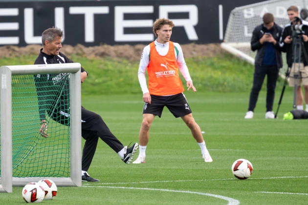 Alexander Blessin (Borussia Moenchengladbach, Trainer) bringt den Ball ins Spiel fuer die Uebung. Dahinter Hugo Bolin (Borussia Moenchengladbach, 38). Oeffentliches Training Borussia Moenchengladbach, Fussball, Bundesliga, Saison 2026 2027, 29.09.2026 oeffentliches Training Borussia Moenchengladbach, Fussball, Bundesliga, Saison 2026 2027, 29.09.2026 Moenchengladbach Copyright: xEibner-Pressefoto ThomasxHaeslerx EP_THR