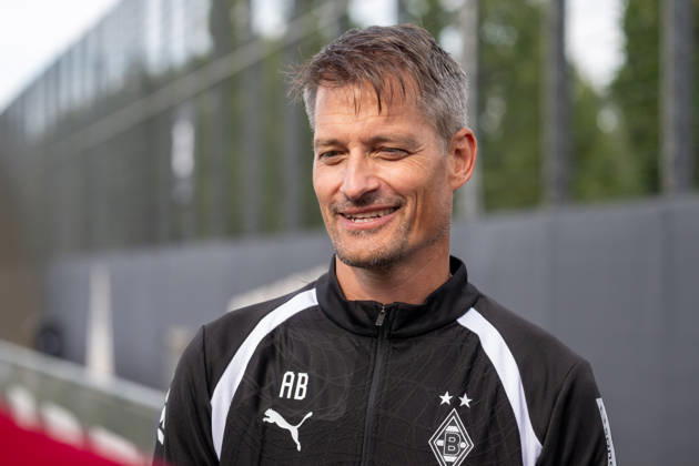 Alexander Blessin (Borussia Moenchengladbach, Trainer) steht den anwesenden Reporter nach seinem ersten Training Rede und Antwort. Oeffentliches Training Borussia Moenchengladbach, Fussball, Bundesliga, Saison 2026 2027, 29.09.2026 oeffentliches Training Borussia Moenchengladbach, Fussball, Bundesliga, Saison 2026 2027, 29.09.2026 Moenchengladbach Copyright: xEibner-Pressefoto ThomasxHaeslerx EP_THR