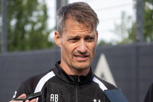 Alexander Blessin (Borussia Moenchengladbach, Trainer) steht den anwesenden Reporter nach seinem ersten Training Rede und Antwort. Oeffentliches Training Borussia Moenchengladbach, Fussball, Bundesliga, Saison 2026 2027, 29.09.2026 oeffentliches Training Borussia Moenchengladbach, Fussball, Bundesliga, Saison 2026 2027, 29.09.2026 Moenchengladbach Copyright: xEibner-Pressefoto ThomasxHaeslerx EP_THR