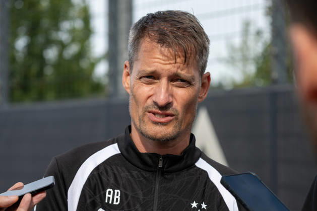 Alexander Blessin (Borussia Moenchengladbach, Trainer) steht den anwesenden Reporter nach seinem ersten Training Rede und Antwort. Oeffentliches Training Borussia Moenchengladbach, Fussball, Bundesliga, Saison 2026 2027, 29.09.2026 oeffentliches Training Borussia Moenchengladbach, Fussball, Bundesliga, Saison 2026 2027, 29.09.2026 Moenchengladbach Copyright: xEibner-Pressefoto ThomasxHaeslerx EP_THR