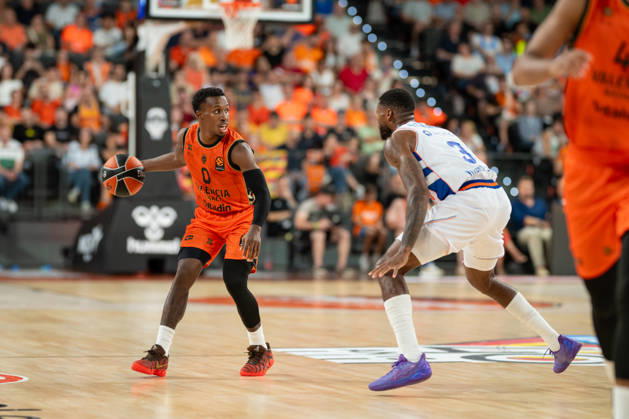 EuroLeague Round 2 match between Valencia Basket and of Kosner Baskonia Vitoria Gasteiz TJ Shorts of Valencia Basket seen in action during the EuroLeague Round 2 match between Valencia Basket and of Kosner Baskonia Vitoria Gasteiz at Roig Arena , (Valencia ) on September 29, 2025. Copyright: xVicentexVidalxFernandezx