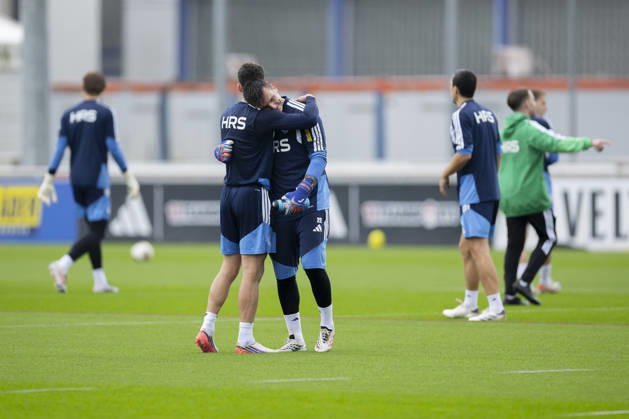 01.10.2026, Fussball, Training des FC Schalke 04. v. l. Robin Gosens (FC Schalke 04) umarmt Torwart Kevin Müller (FC Schalke 04). Gelsenkirchen Trainingsgelände FC Schalke 04 NRW Deutschland xRHR-FOTO YYx Copyright: RHR-FOTOx RHR-FOTO YY
