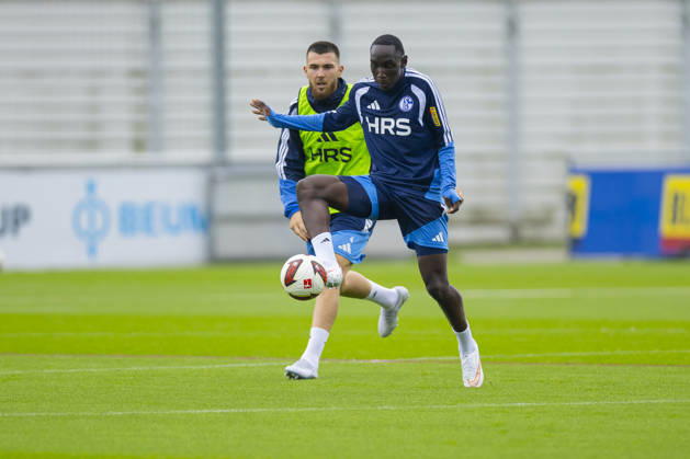 01.10.2026, Fussball, Training des FC Schalke 04. v. l. Hasan Kurucay (FC Schalke 04), Jean-Paul Ndiaye (FC Schalke 023). Gelsenkirchen Trainingsgelände FC Schalke 04 NRW Deutschland xRHR-FOTO YYx Copyright: RHR-FOTOx RHR-FOTO YY