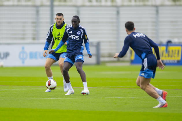 01.10.2026, Fussball, Training des FC Schalke 04. v. l. Hasan Kurucay (FC Schalke 04), Jean-Paul Ndiaye (FC Schalke 023). Gelsenkirchen Trainingsgelände FC Schalke 04 NRW Deutschland xRHR-FOTO YYx Copyright: RHR-FOTOx RHR-FOTO YY