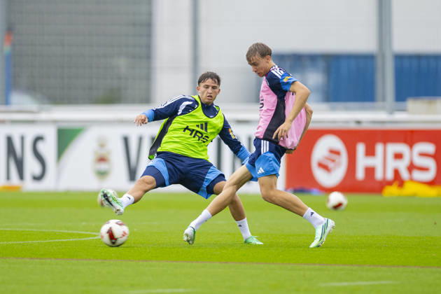 01.10.2026, Fussball, Training des FC Schalke 04. v. l. Vitalie Becker (FC Schalke 04), Niclas Damberg (FC Schalke 04 U19). Gelsenkirchen Trainingsgelände FC Schalke 04 NRW Deutschland xRHR-FOTO YYx Copyright: RHR-FOTOx RHR-FOTO YY