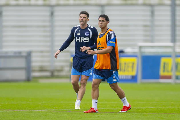 01.10.2026, Fussball, Training des FC Schalke 04. v. l. Robin Gosens (FC Schalke 04), Aymen Gulasi (FC Schalke 04). Gelsenkirchen Trainingsgelände FC Schalke 04 NRW Deutschland xRHR-FOTO YYx Copyright: RHR-FOTOx RHR-FOTO YY