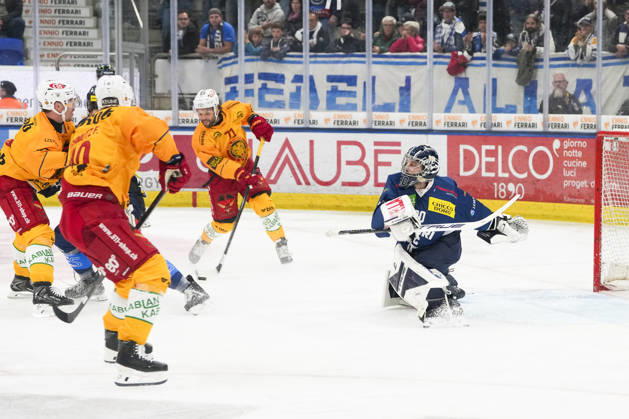 01 10 2026, Quinto, Gottardo Arena, NL: HC Ambrì-Piotta v SCL Tigers: 71 Julian Schmutz (Tigers) scores against 30 goalkeeper Philip Wuthrich (Ambri) Quinto Gottardo Arena Ticino Switzerland Copyright: xJustPictures.ch JarixPestelaccix jp-en-JaPe-JP6_JAr_NL_HCAP_SCL_01Ott2026_000014