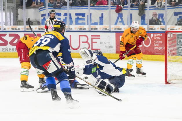 01 10 2026, Quinto, Gottardo Arena, NL: HC Ambrì-Piotta v SCL Tigers: 71 Julian Schmutz (Tigers) scores against 30 goalkeeper Philip Wuthrich (Ambri) Quinto Gottardo Arena Ticino Switzerland Copyright: xJustPictures.ch JarixPestelaccix jp-en-JaPe-JP6_JAr_NL_HCAP_SCL_01Ott2026_000015