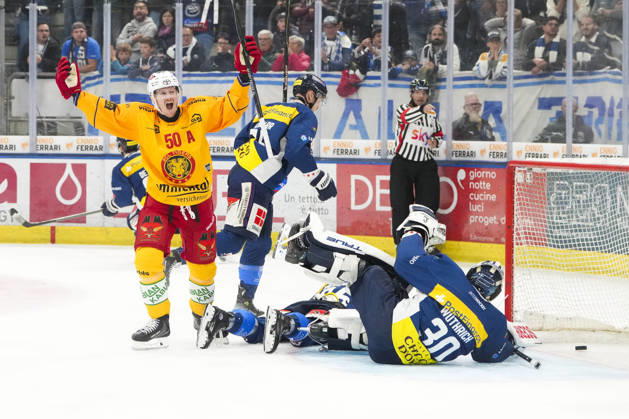 01 10 2026, Quinto, Gottardo Arena, NL: HC Ambrì-Piotta v SCL Tigers: 50 Juuso Riikola (Tigers) celebrates the 0-1 of 71 Julian Schmutz (Tigers) (not showed) Quinto Gottardo Arena Ticino Switzerland Copyright: xJustPictures.ch JarixPestelaccix jp-en-JaPe-JP6_JAr_NL_HCAP_SCL_01Ott2026_000018