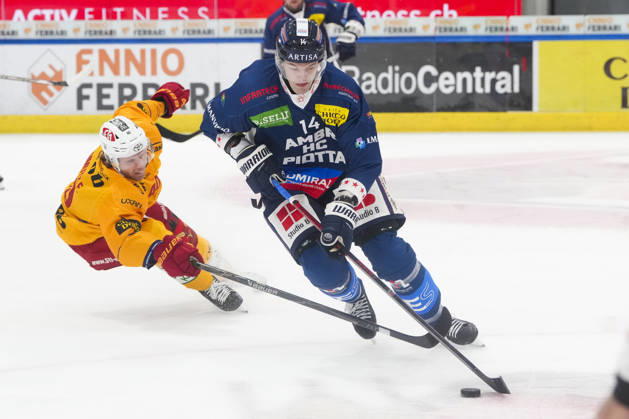 01 10 2026, Quinto, Gottardo Arena, NL: HC Ambrì-Piotta v SCL Tigers: 14 William Worge Kreu (Ambri) chased by 40 Flavio Schmutz (Tigers) Quinto Gottardo Arena Ticino Switzerland Copyright: xJustPictures.ch JarixPestelaccix jp-en-JaPe-JP6_JAr_NL_HCAP_SCL_01Ott2026_000031