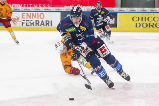 01 10 2026, Quinto, Gottardo Arena, NL: HC Ambrì-Piotta v SCL Tigers: 14 William Worge Kreu (Ambri) chased by 40 Flavio Schmutz (Tigers) Quinto Gottardo Arena Ticino Switzerland Copyright: xJustPictures.ch JarixPestelaccix jp-en-JaPe-JP6_JAr_NL_HCAP_SCL_01Ott2026_000033