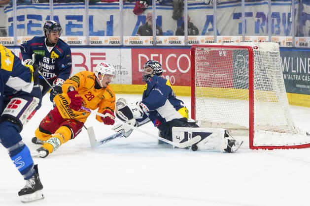 01 10 2026, Quinto, Gottardo Arena, NL: HC Ambrì-Piotta v SCL Tigers: 28 Dario Allenspach (Tigers) against 30 goalkeeper Philip Wuthrich (Ambri) Quinto Gottardo Arena Ticino Switzerland Copyright: xJustPictures.ch JarixPestelaccix jp-en-JaPe-JP6_JAr_NL_HCAP_SCL_01Ott2026_000038