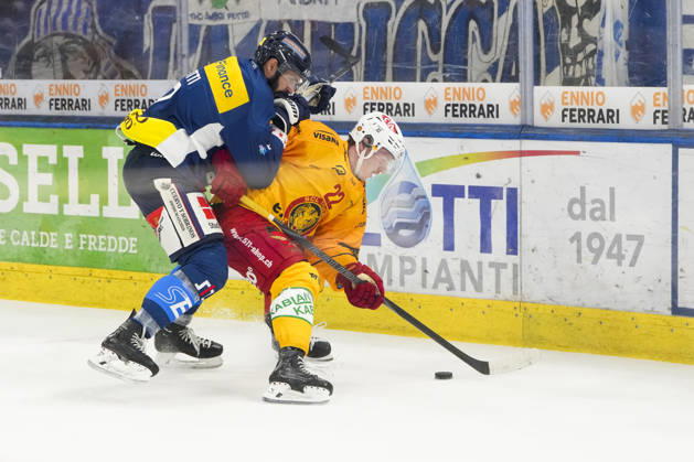 01 10 2026, Quinto, Gottardo Arena, NL: HC Ambrì-Piotta v SCL Tigers: 22 Joel Salzgeber (Tigers) against 7 Isacco Dotti (Ambri) Quinto Gottardo Arena Ticino Switzerland Copyright: xJustPictures.ch JarixPestelaccix jp-en-JaPe-JP6_JAr_NL_HCAP_SCL_01Ott2026_000072
