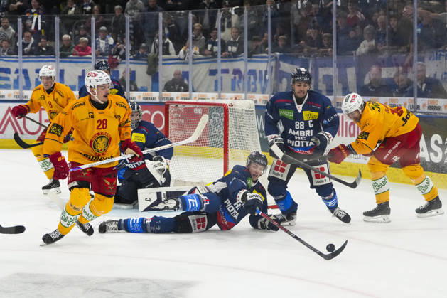 01 10 2026, Quinto, Gottardo Arena, NL: HC Ambrì-Piotta v SCL Tigers: 14 William Worge Kreu (Ambri) against 28 Dario Allenspach (Tigers) Quinto Gottardo Arena Ticino Switzerland Copyright: xJustPictures.ch JarixPestelaccix jp-en-JaPe-JP6_JAr_NL_HCAP_SCL_01Ott2026_000041