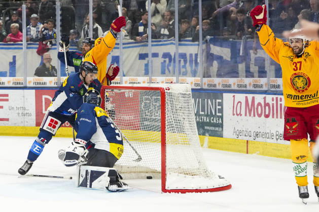 01 10 2026, Quinto, Gottardo Arena, NL: HC Ambrì-Piotta v SCL Tigers: 37 Arno Nussbaumer (Tigers) and Topscorer Emil Pettersson (Tigers) celebrates the 0-2 for SCL Tigers Quinto Gottardo Arena Ticino Switzerland Copyright: xJustPictures.ch JarixPestelaccix jp-en-JaPe-JP6_JAr_NL_HCAP_SCL_01Ott2026_000057
