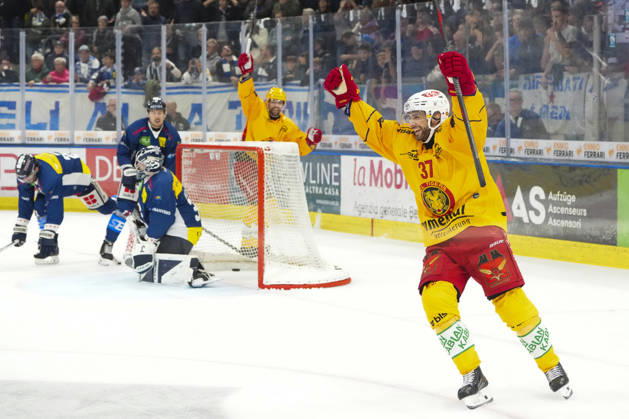 01 10 2026, Quinto, Gottardo Arena, NL: HC Ambrì-Piotta v SCL Tigers: 37 Arno Nussbaumer (Tigers) and Topscorer Emil Pettersson (Tigers) celebrates the 0-2 for SCL Tigers Quinto Gottardo Arena Ticino Switzerland Copyright: xJustPictures.ch JarixPestelaccix jp-en-JaPe-JP6_JAr_NL_HCAP_SCL_01Ott2026_000058