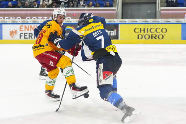 01 10 2026, Quinto, Gottardo Arena, NL: HC Ambrì-Piotta v SCL Tigers: 7 Isacco Dotti (Ambri) against 20 Andre Petersson (Tigers) Quinto Gottardo Arena Ticino Switzerland Copyright: xJustPictures.ch JarixPestelaccix jp-en-JaPe-JP6_JAr_NL_HCAP_SCL_01Ott2026_000075