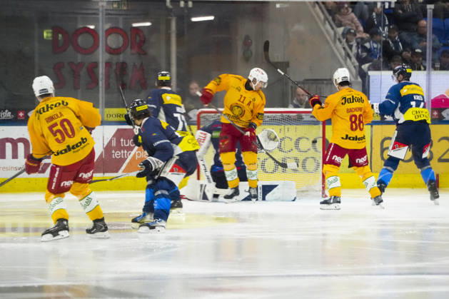 01 10 2026, Quinto, Gottardo Arena, NL: HC Ambrì-Piotta v SCL Tigers: 50 Juuso Riikola (Tigers) (L) scores the 0-3 Quinto Gottardo Arena Ticino Switzerland Copyright: xJustPictures.ch JarixPestelaccix jp-en-JaPe-JP6_JAr_NL_HCAP_SCL_01Ott2026_000089