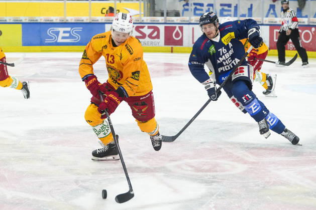01 10 2026, Quinto, Gottardo Arena, NL: HC Ambrì-Piotta v SCL Tigers: 13 Oskars Lapinskis (Tigers) against 76 Nathan Schnarr (Ambri) Quinto Gottardo Arena Ticino Switzerland Copyright: xJustPictures.ch JarixPestelaccix jp-en-JaPe-JP6_JAr_NL_HCAP_SCL_01Ott2026_000097