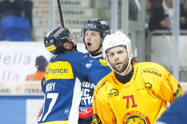01 10 2026, Quinto, Gottardo Arena, NL: HC Ambrì-Piotta v SCL Tigers: 43 Tim Muggli (Ambri) celebrates his first NL goal with 37 Lukas Landry (Ambri) Quinto Gottardo Arena Ticino Switzerland Copyright: xJustPictures.ch JarixPestelaccix jp-en-JaPe-JP6_JAr_NL_HCAP_SCL_01Ott2026_000105